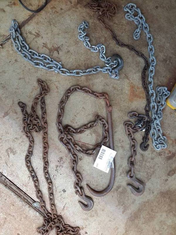 lot 117 image: Lot of Chains and Hooks