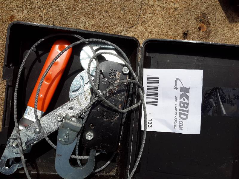 lot 133 image: Deur Portable Hoist 1,000 LBS Capacity