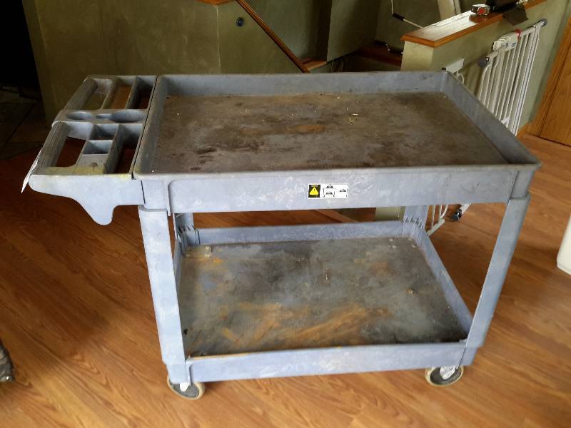 lot 141 image: Rolling Plastic Work Cart