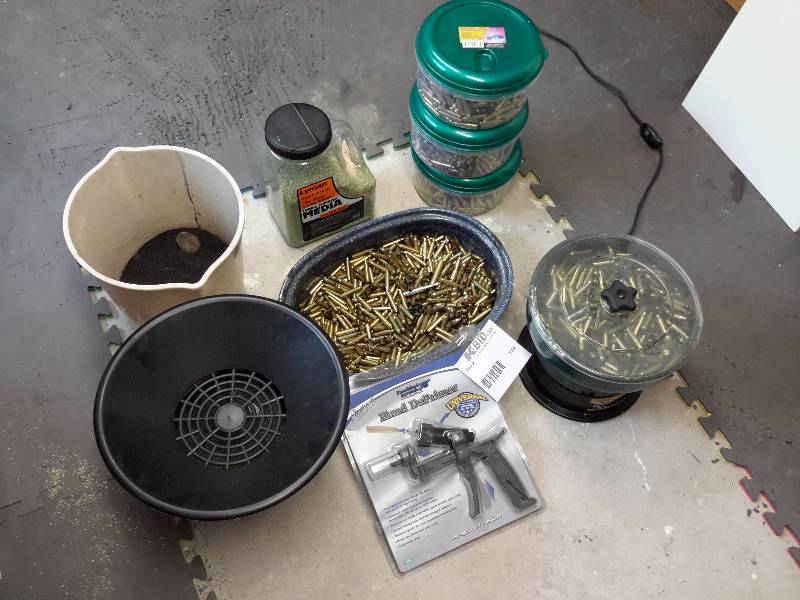 lot 144 image: Depriming and Reloading Kit, Cabelas Vibratory Case Tumbler (See Close-Ups)