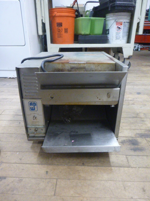 lot 8 image: APW Toaster