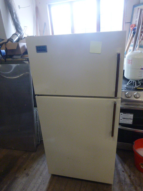 lot 18 image: Hotpoint Refrigerator