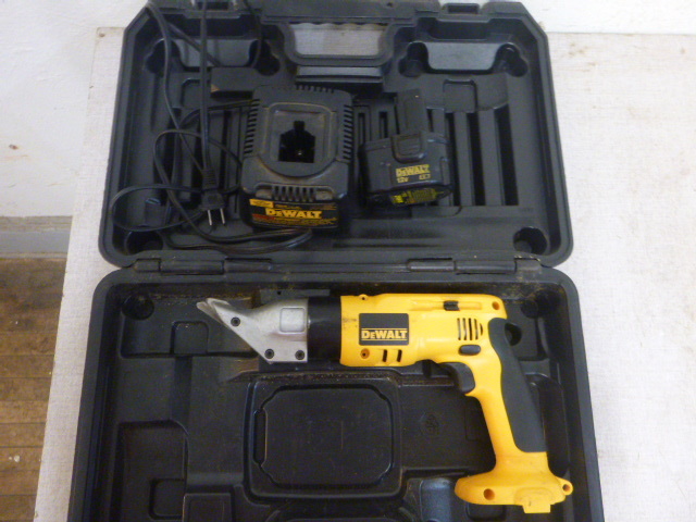 lot 24 image: DeWalt Swivel Head Shear