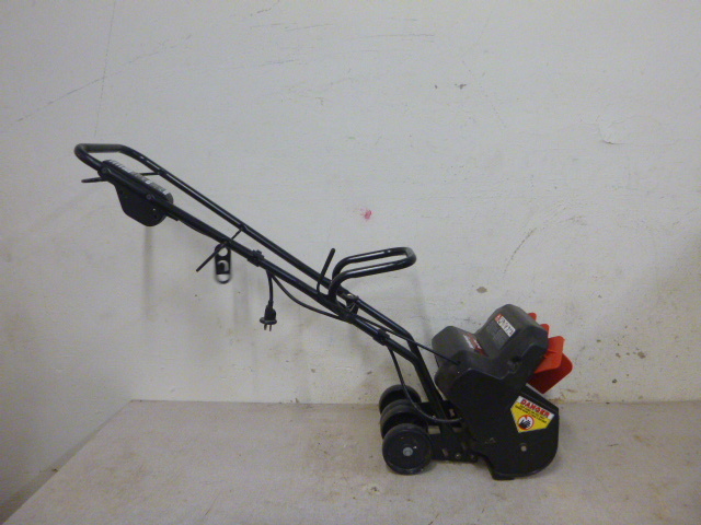 lot 28 image: Yard Machine Snow Fox