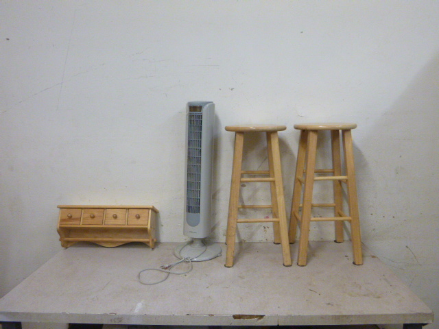 lot 32 image: Bar Stools, Upright Fan