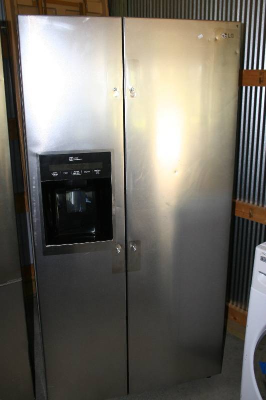 lot 2 image: RefrigeratorFreezer with Water Dispenser and Ice Maker