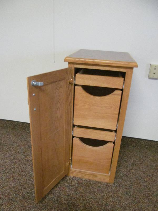 lot 18 image: Floor Cabinet