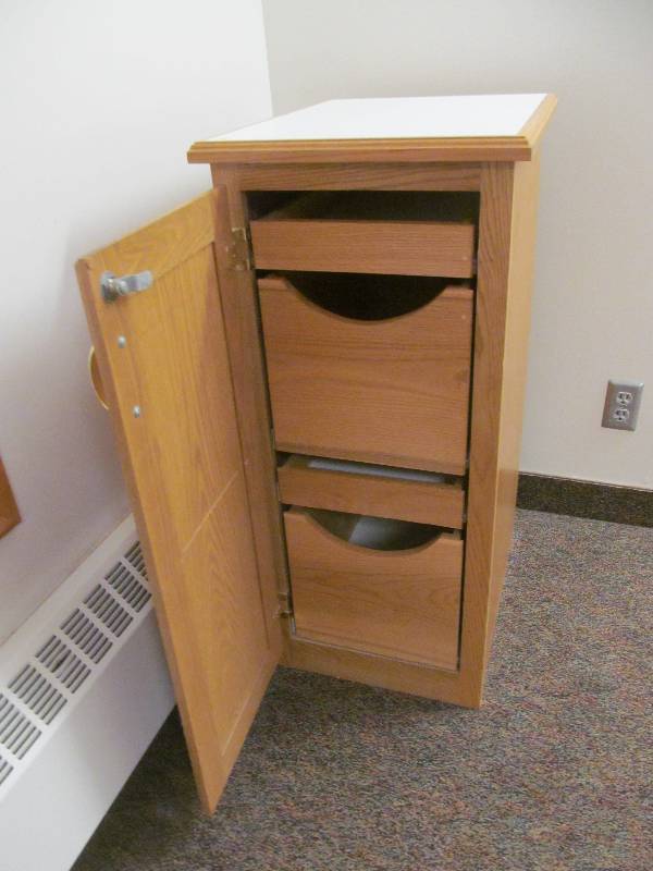 lot 4 image: Floor Cabinet (17x22x36)