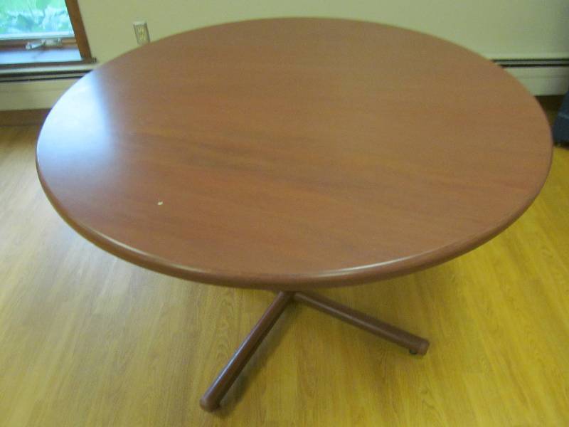 lot 24 image: Round Table