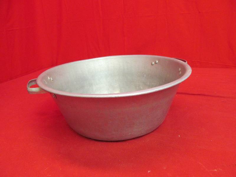lot 91 image: Large Vintage Aluminum Wash Pan - 3 Gallon