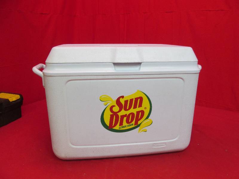 lot 107 image: Rubbermaid Sun Drop Cooler with Handles - 36 Quart