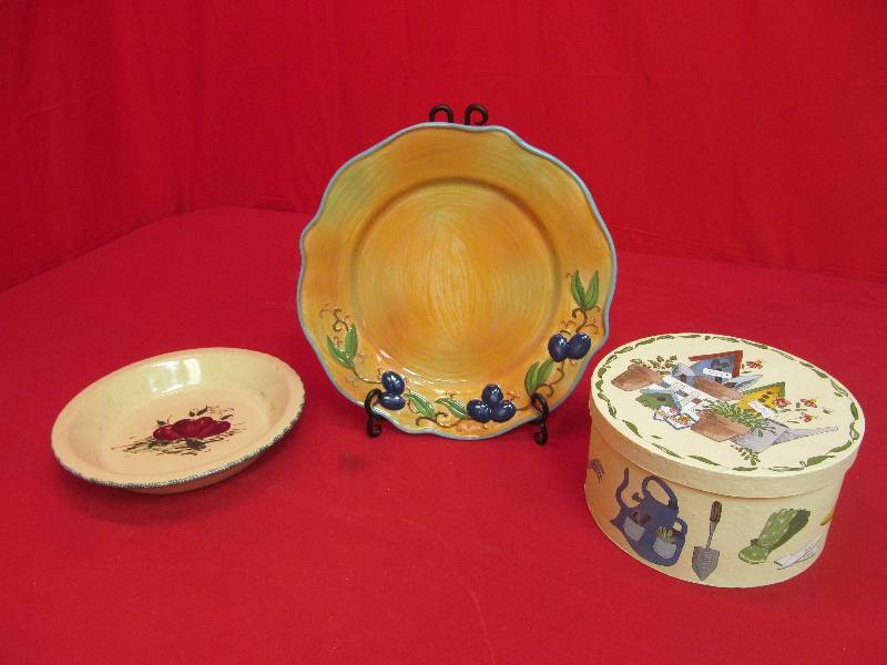 lot 32 image: Casey Pottery Pie Dish, Bella Casa Platter with stand, Decrative Box