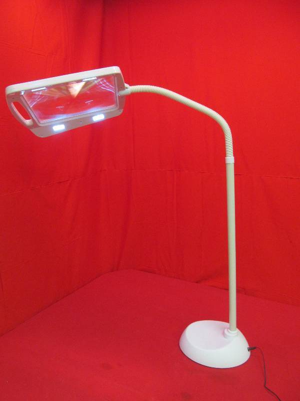 lot 39 image: Large Lighted Magnifying Glass
