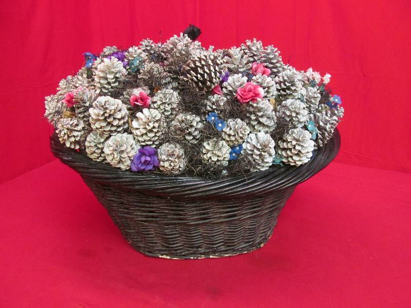 lot 55 image: Vintage Wicker Laundry Basket w Pine Cone Dcor