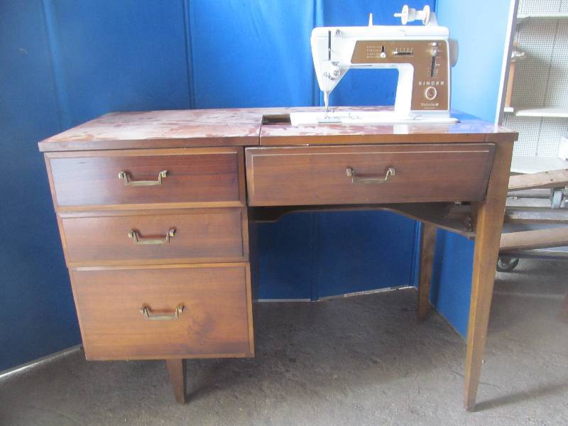 lot 117 image: Singer Sewing Machine in a Cabinet with Attachments