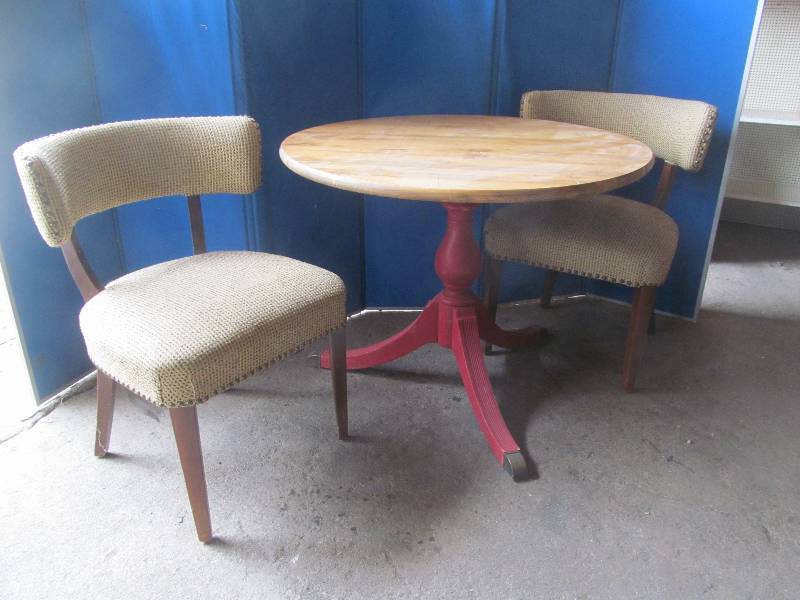 lot 118 image: Round 36 Dining Table with 2 Upholstered Chairs