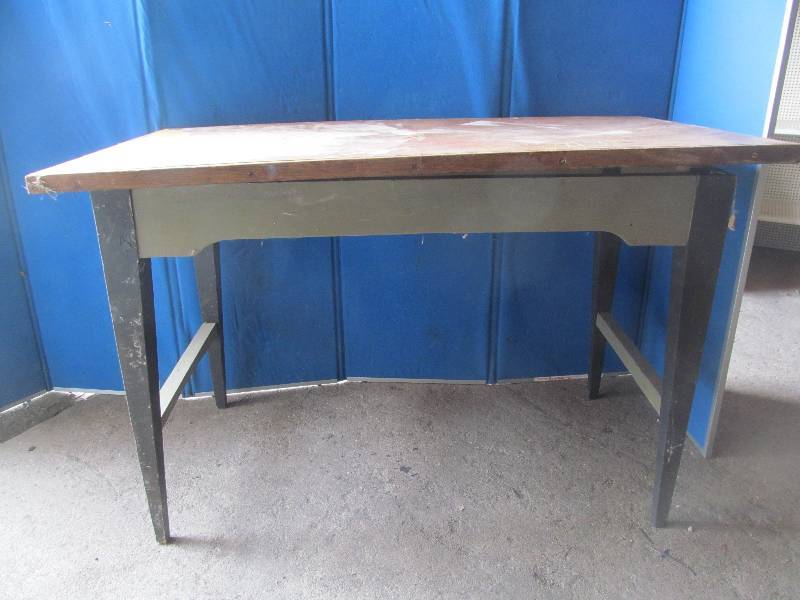 lot 119 image: GardenPainters Table 26x48x32