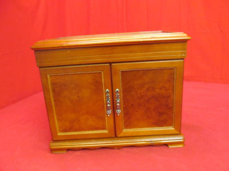 lot 140 image: wood jewelry box