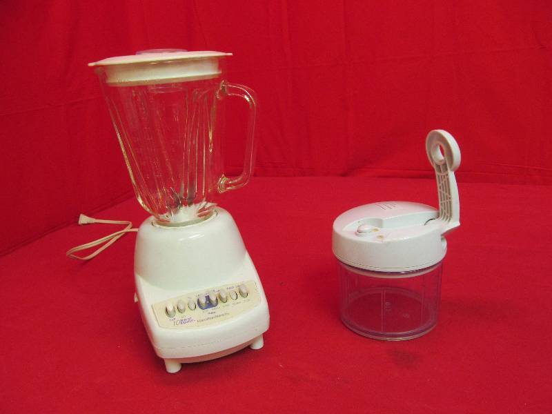 lot 143 image: Hamilton Beach Blender, Pampered Chef Food Processer