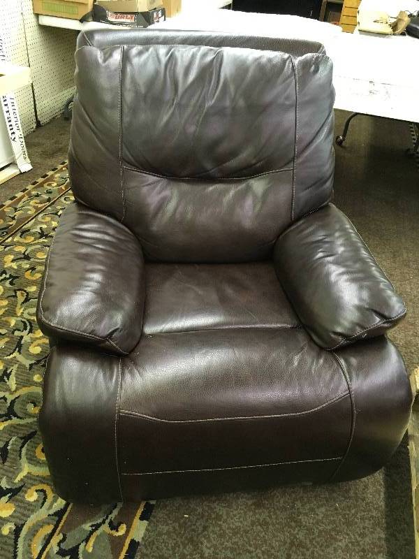 lot 164 image: LEATHER RECLINER, RETAIL $399.99