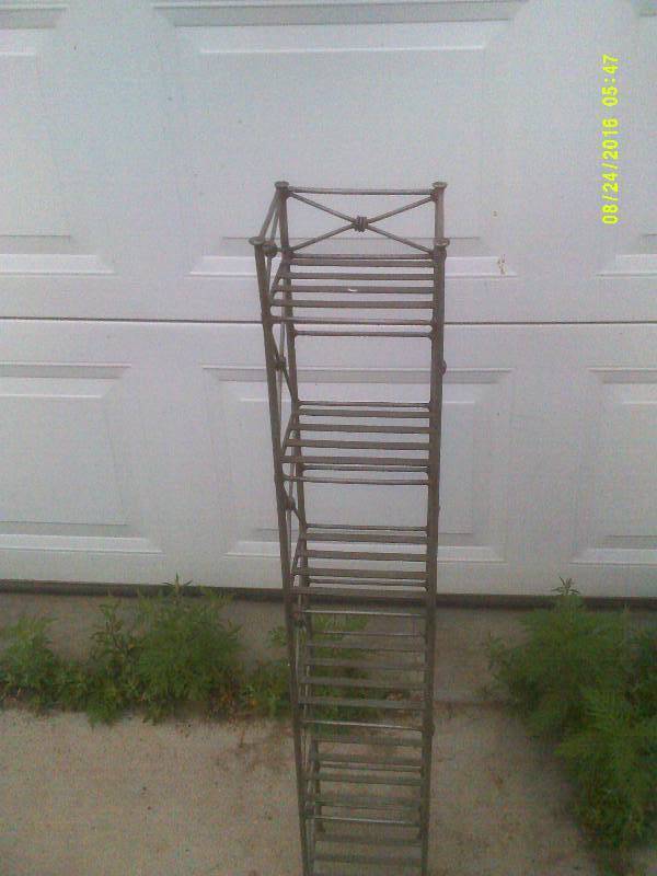 lot 3 image: VINTAGE METAL STAND