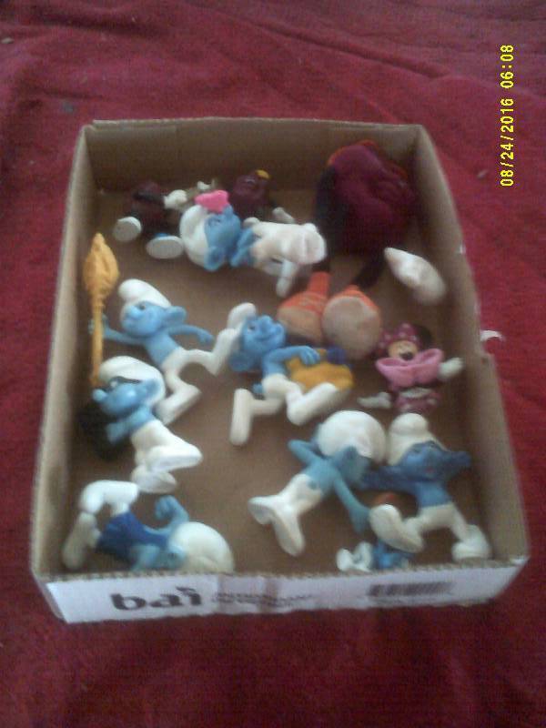 lot 13 image: COLLECTOR SMURFS AND RAISONS