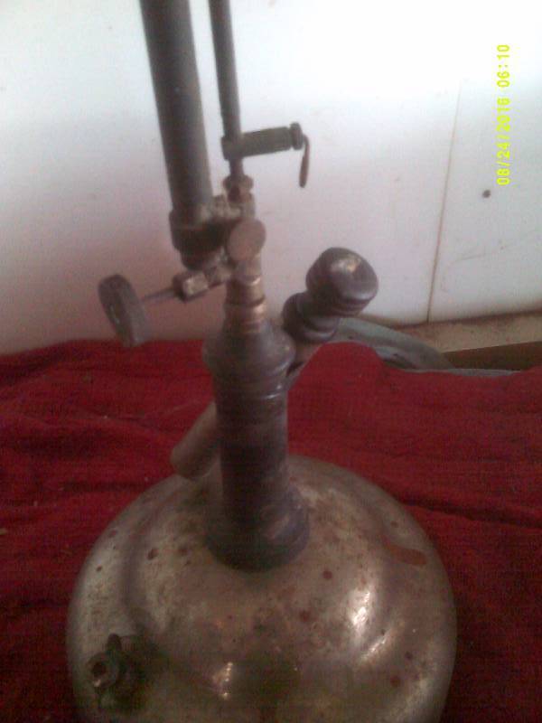 lot 15 image: ANTIQUE PARLER LAMP