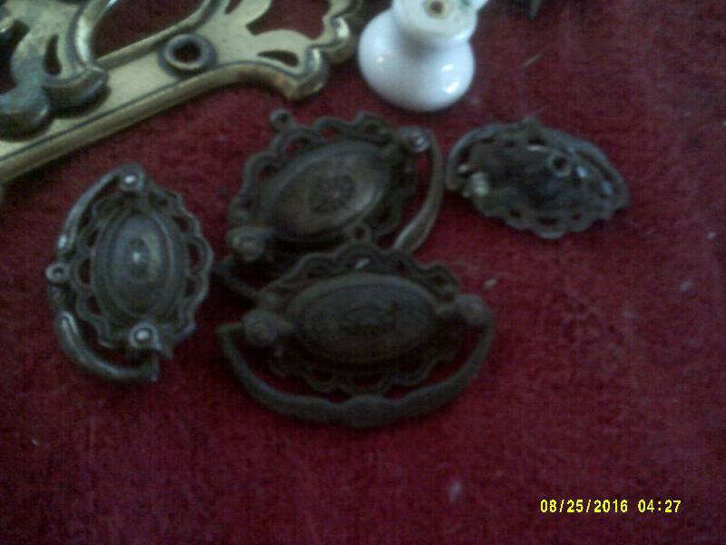 lot 23 image: ANTIQUE HARDWARE AND KNOBS