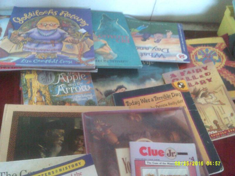 lot 24 image: 17 KIDS BOOKS