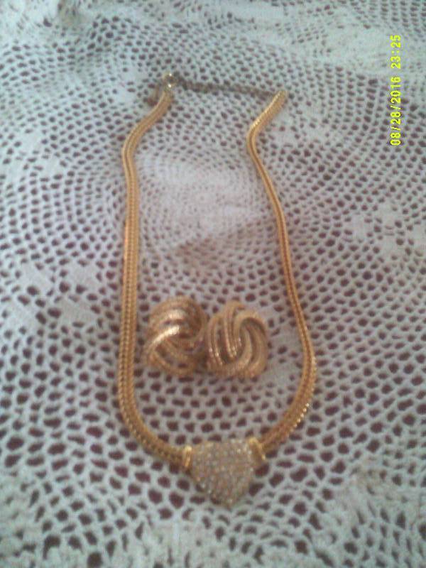 lot 32 image: GOLD NECKLACE AND EARINGS DIAMOND PENDANT