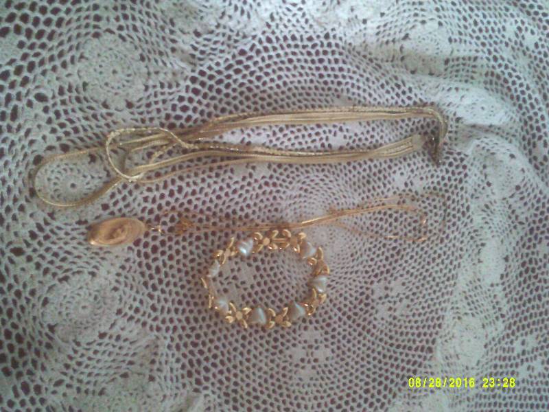 lot 33 image: GOLD NECKLACES AND BRACELETS