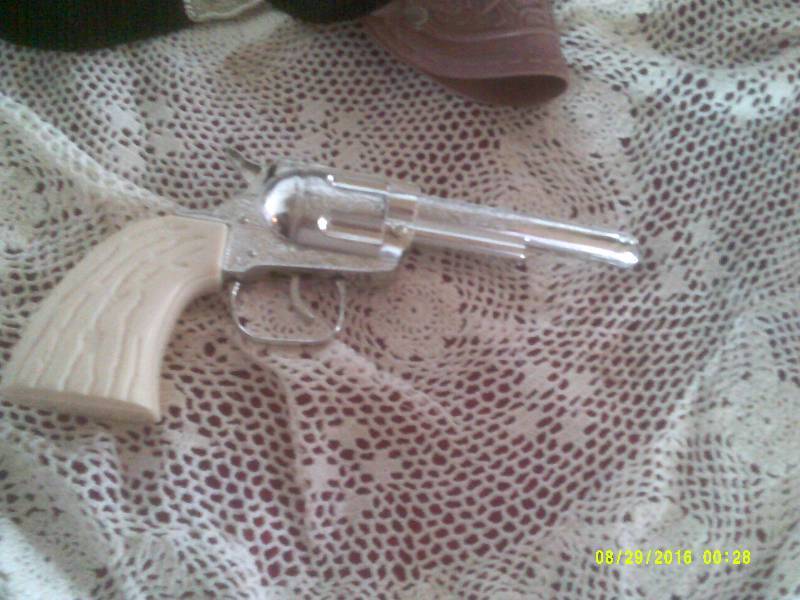 lot 35 image: COLLECTIBLE CAP GUN WITH HOLSTER AND BELT