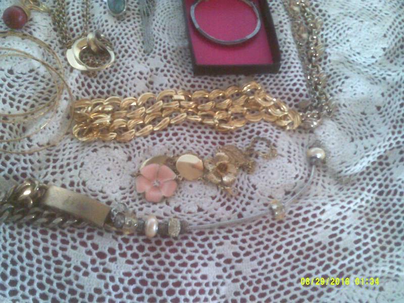 lot 39 image: GOLD AND SILVER JEWLERY