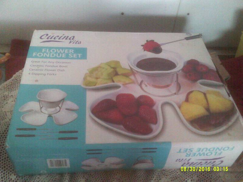 lot 45 image: FLOWER FONDU SET