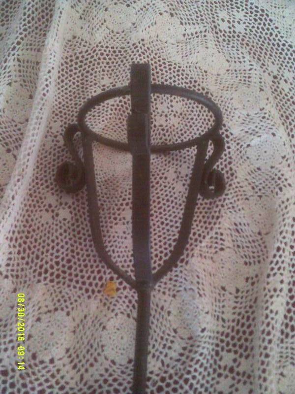 lot 60 image: ANTIQUE CAST IRON OUTSIDE TORCH HOLDER