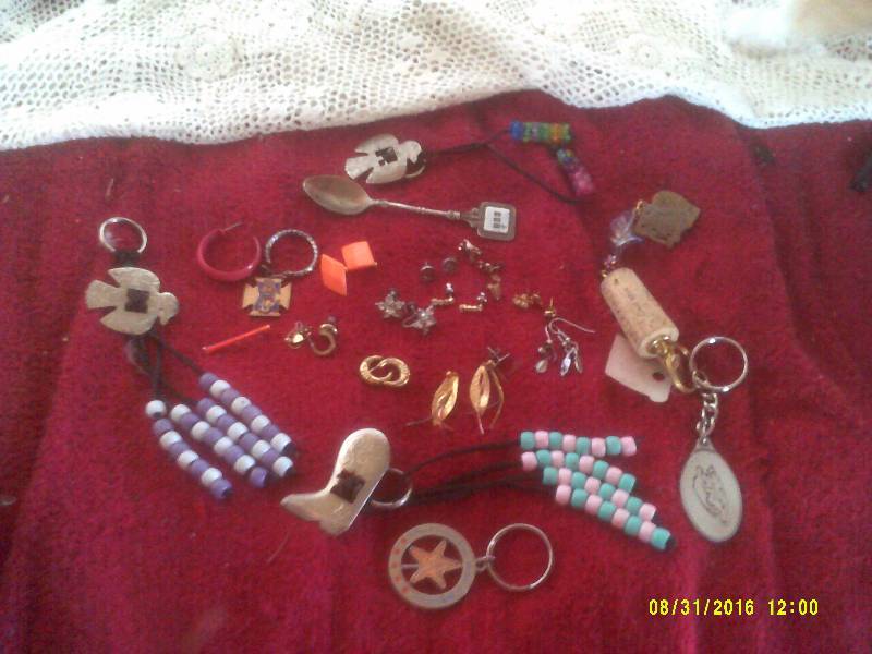 lot 68 image: EARINGS AND KEY CHAINS