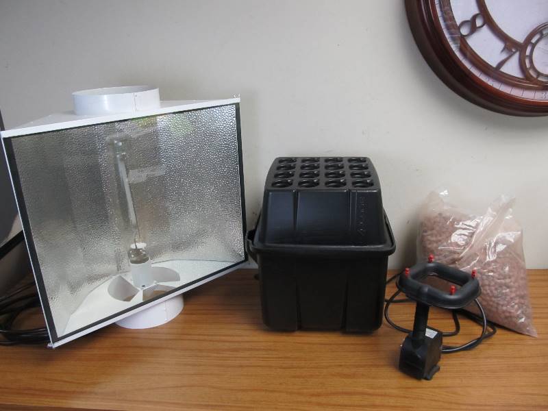 lot 59 image: 16 Slot EZ Clone Cloning System wPump & Grow Light