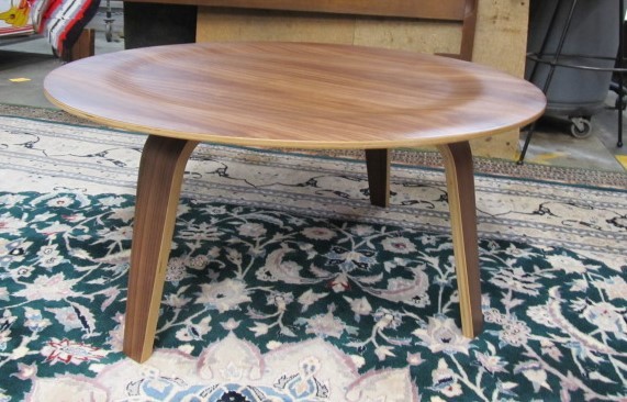 lot 33 image: Mid Century Modern Eames Era style Round Table