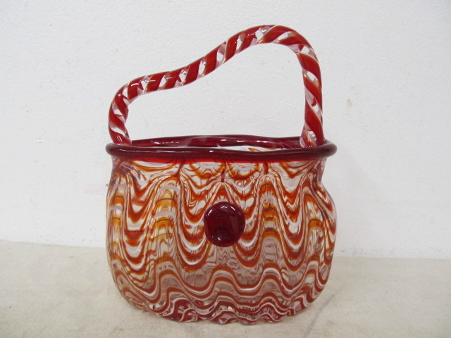 lot 39 image: Vintage Hand Blown Glass Purse