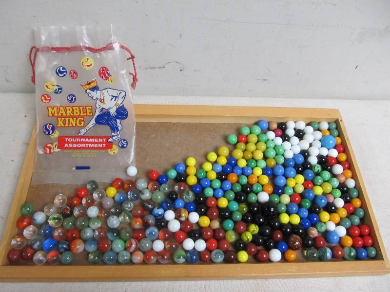 lot 143 image: Nice lot of Old Vintage Marbles