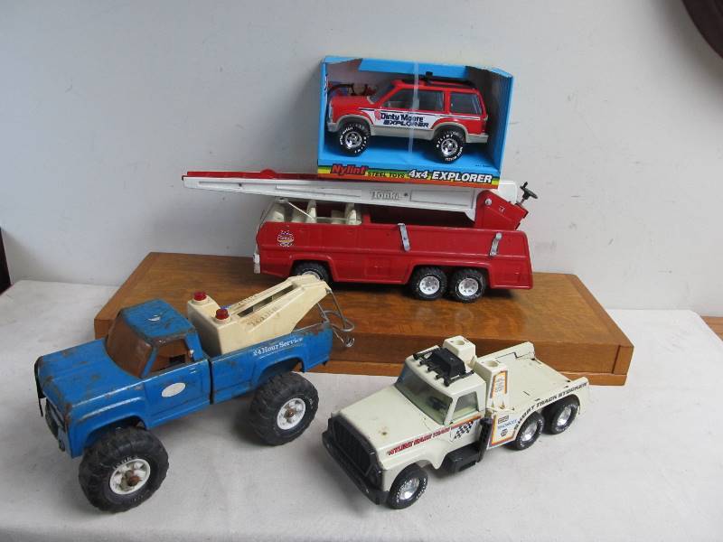lot 157 image: 4 Vintage Metal Tonka & Nylint Vehicles