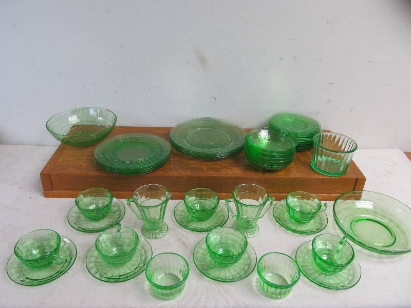 lot 160 image: Large Lot of Vintage Green Depression & Vaseline Glass