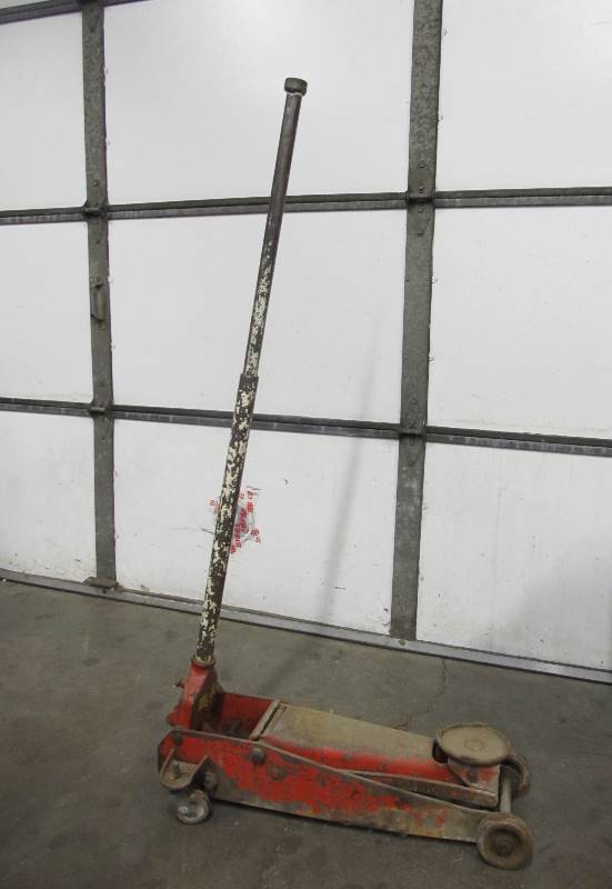 lot 11 image: Heavy Duty 1 12 Ton Floor Jack