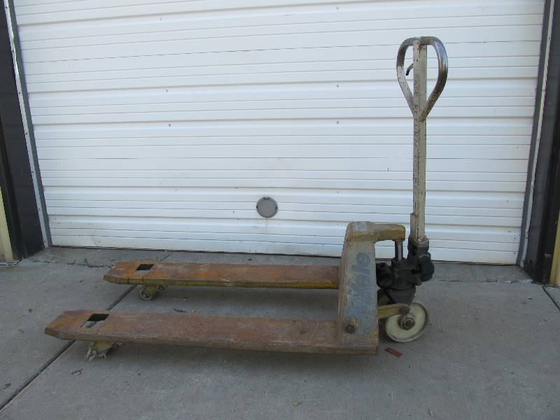 lot 12 image: YALE Pallet Jack