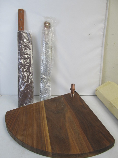 lot 105 image: Quality SPECIALE Chopping Board & Knife Set