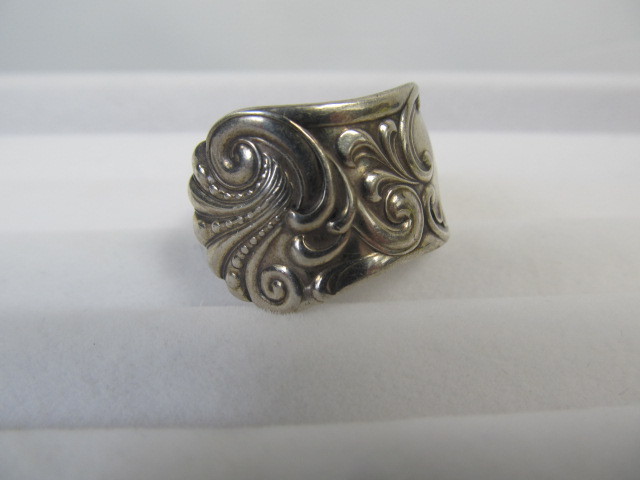 lot 111 image: Large Antique Sterling Silver Mens Ring - Size 10.5