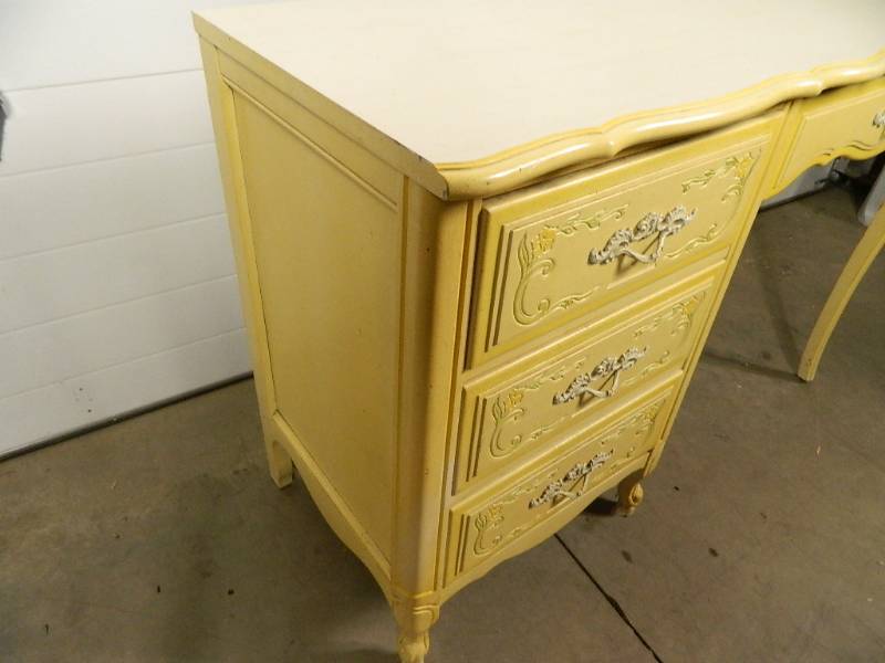 lot 240 image: 4 Drawer Desk