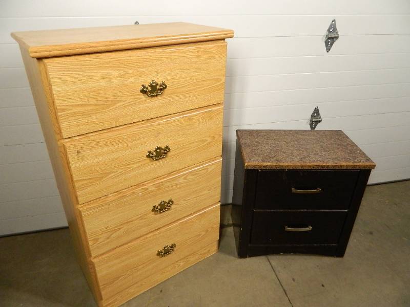 lot 246 image: 4 Drawer Dresser and Nightstand