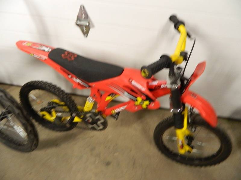 lot 251 image: 2 Kids Bikes