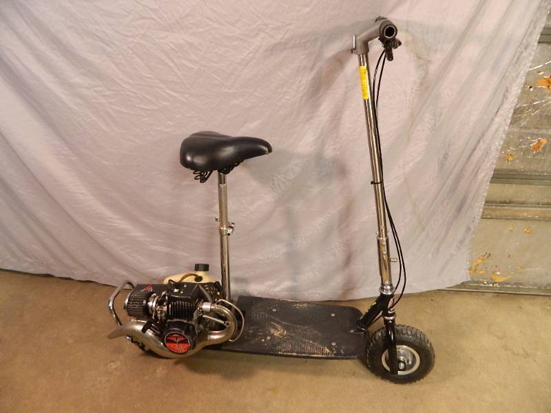 lot 3 image: 33cc Viza Gas Scooter